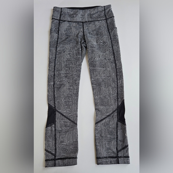 lululemon athletica Pants - Lululemon Pace Rival Crop Leggings Women Size 4 Black White Geometric Activewear